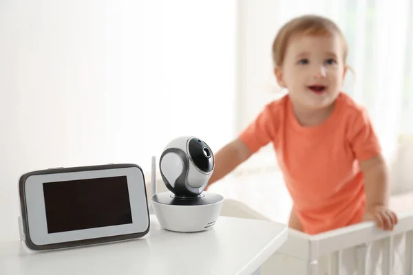 Babyphone und Kamera auf dem Tisch in der Nähe des Kinderbettes mit Kind im Zimmer. Video-Kindermädchen — Stockfoto