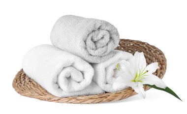 Havlu ve çiçek beyaz izole ile Hasır tepsi. Spa tedavisi