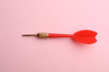 Pembe arka plan üzerinde kırmızı ok ok, üst görünüm