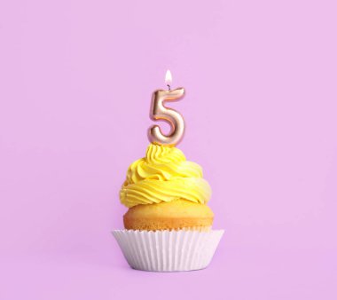 Mor arka plan üzerinde sayısı beş mum ile Doğum günü cupcake