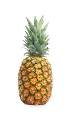 Beyaz arka plan üzerinde yaprakları ile lezzetli bütün ananas