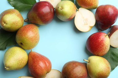 Mavi arka planda olgun sulu armut, düz yatıyordu. Metin alanı