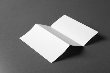 Koyu gri arka plan üzerine boş broşür. Tasarım için alay