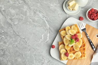 Beyaz mermer masada lezzetli waffle ve taze çilek ile Düz yatıyordu kompozisyon. Metin için alan