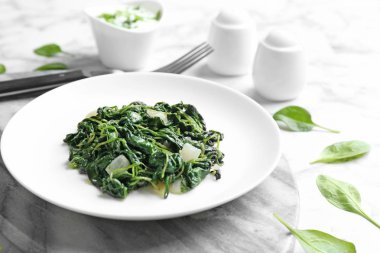 Masada lezzetli pişmiş ıspanak ile Plaka. Sağlıklı gıda