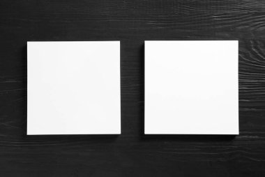 Siyah ahşap arka plan üzerine broşür için boş kağıt levhalar, düz yatıyordu. Alay etmek