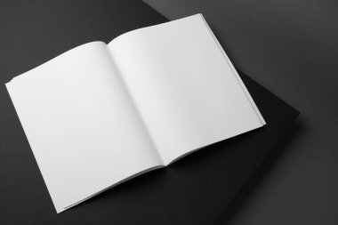 Karanlık arka planda boş kitap sayfaları. Tasarım için mockup