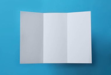 Mavi arka planda boş el ilanı, üst görünüm. Tasarım için mockup