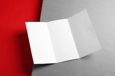 Renkli arka planda boş el ilanı. Tasarım için mockup