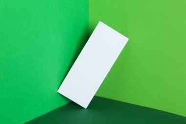 Renkli arka planda boş sayfa. Tasarım için mockup