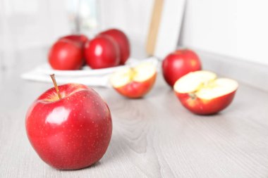 Kapalı beyaz ahşap masa üzerinde Olgun sulu kırmızı elma