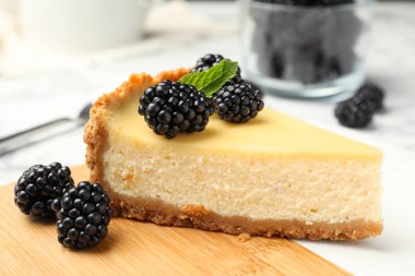 Masada böğürtlen ile süslenmiş lezzetli cheesecake parçası