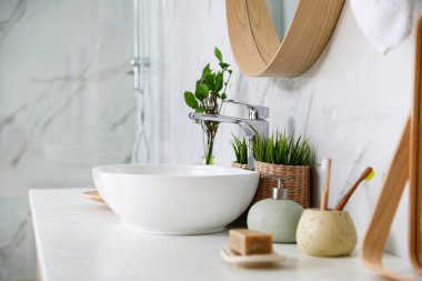 Gemi lavabo ve dekor elemanları ile modern banyo iç