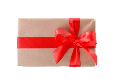 Beyaz arka plan üzerinde kurdele yay ile süslenmiş Noel hediye kutusu, üst görünümü