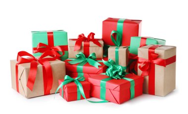 Beyaz arka planda farklı Noel hediye kutuları