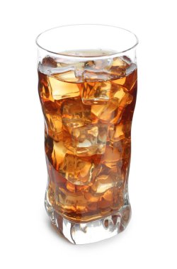 Beyaz arka planda ferahlatıcı buzlu çay bardağı