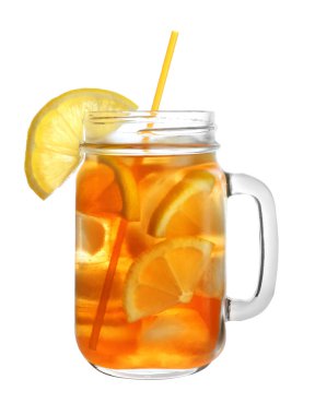 Beyaz arka plan üzerinde limon dilimleri ile ferahlatıcı buzlu çay Mason kavanoz