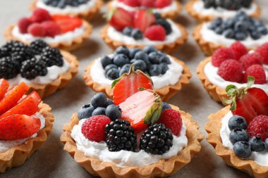 Masada birçok farklı berry tarts. Lezzetli hamur işleri
