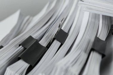 Bağlayıcı klipsli belge yığını, yakın çekim