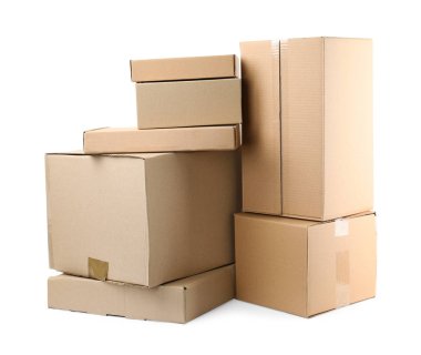 Beyaz arkaplanda karton kutular yığını