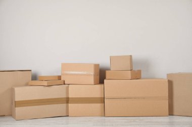 Kapalı ışık duvar yakınında karton kutular yığını