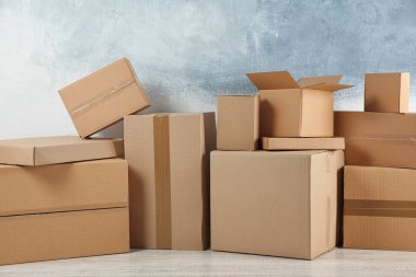 Kapalı renkli duvar yakın karton kutular yığını