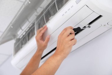 Modern klimayı iç mekanlarda muhafaza eden profesyonel teknisyen, yakın çekim