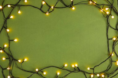 Çerçeve yeşil arka plan, üst görünüm üzerinde Noel ışıkları ile yapılan. Metin için alan
