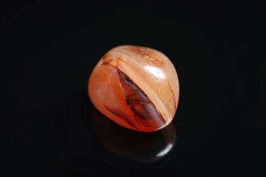 Siyah arka plan üzerinde güzel kırmızı carnelian agate değerli taş