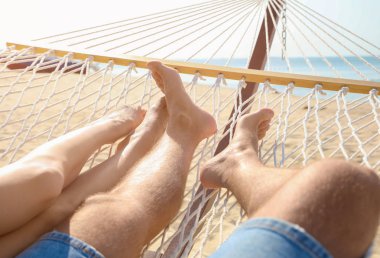 Genç çift sahilde hamak rahatlatıcı, closeup