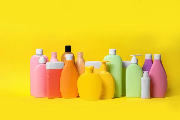 Διαφορετικά μπουκάλια σαμπουάν σε κίτρινο φόντο. Φυσικά καλλυντικά προϊόντα — Φωτογραφία Αρχείου