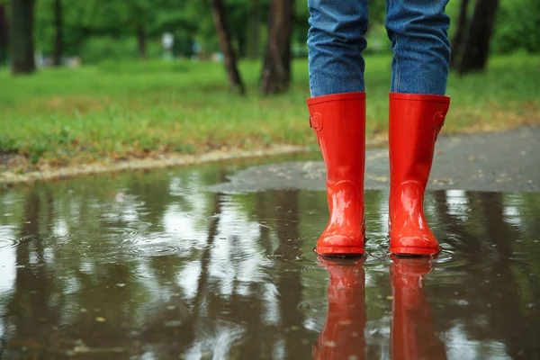 Kobieta z gumowymi butami w Puddle, zbliżenie. Deszczowa pogoda — Zdjęcie stockowe