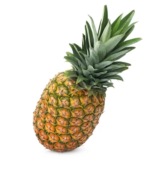 Chutný celý ananas s listy na bílém pozadí — Stock fotografie