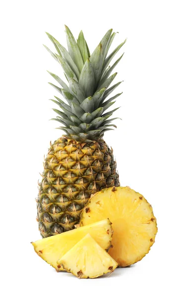 Smaczne surowe ananasy z plasterkami na białym tle — Zdjęcie stockowe