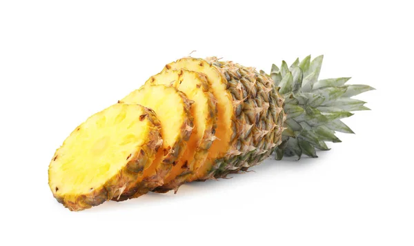 Smaczne surowe ananasy cięte na białym tle — Zdjęcie stockowe