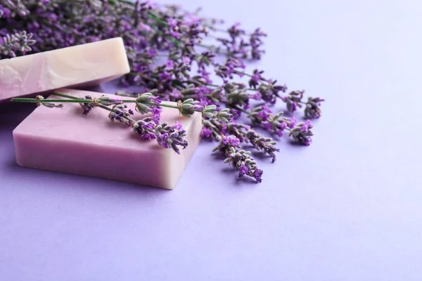 Barras de sabão feitas à mão com flores de lavanda em fundo violeta, espaço para texto — Fotografia de Stock