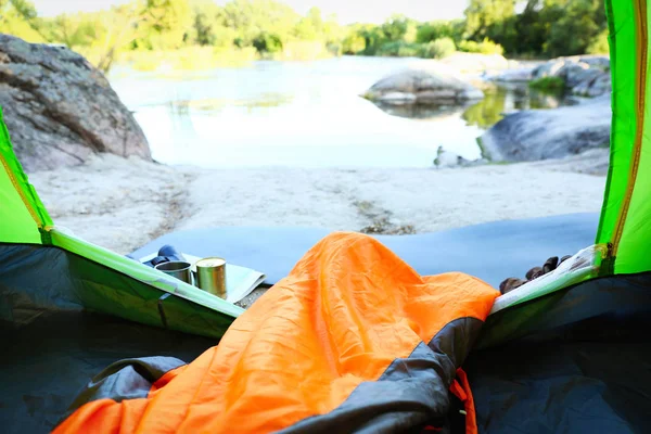 湖の近くに寝袋付きキャンプテント、中から眺め — ストック写真