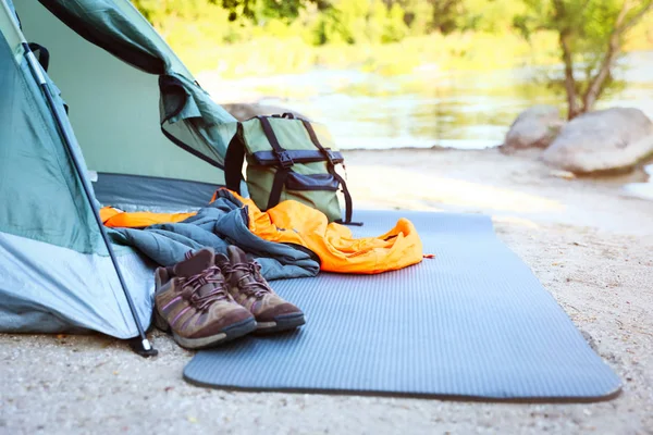 Schlafsack und andere Zeltausrüstung im Freien — Stockfoto