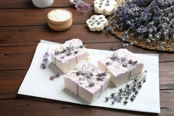 Saponette fatte a mano con fiori di lavanda sul tavolo di legno — Foto Stock