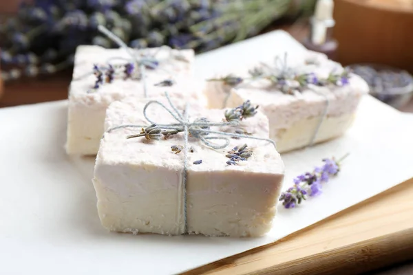 백지에 라벤더 꽃이 있는 수제 비누 바, 클로즈업 — 스톡 사진