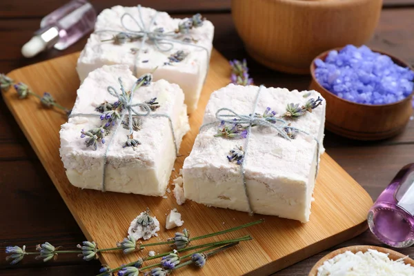 Hand gemaakte zeep bars met lavendel bloemen op houten plank — Stockfoto
