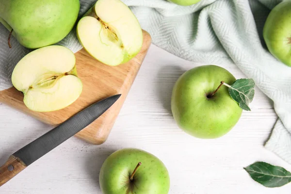 Плоский состав свежих спелых зеленых яблок на белом деревянном столе — стоковое фото