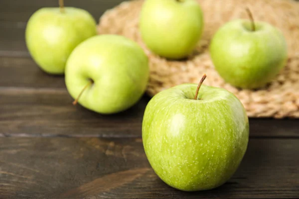 Pommes vertes mûres fraîches sur table en bois, espace pour le texte — Photo