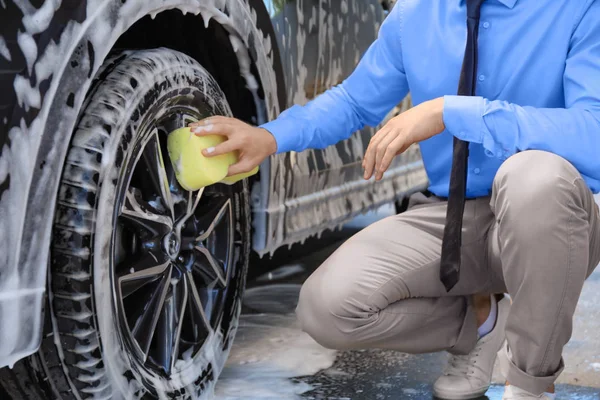 Biznesmen sprzątanie Auto z gąbką w samoobsługi myjni samochodowej, zbliżenie — Zdjęcie stockowe