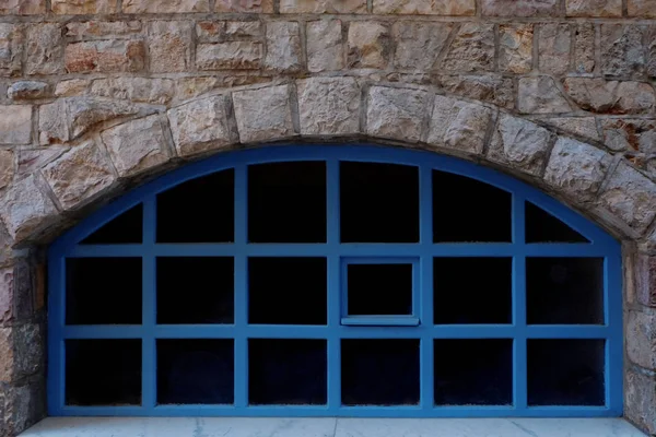 Widok starego okna łuku w kamiennym ścianie, zbliżenie — Zdjęcie stockowe