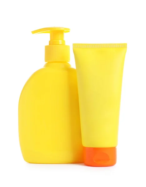 Composição com produtos cosméticos de proteção solar em fundo branco — Fotografia de Stock