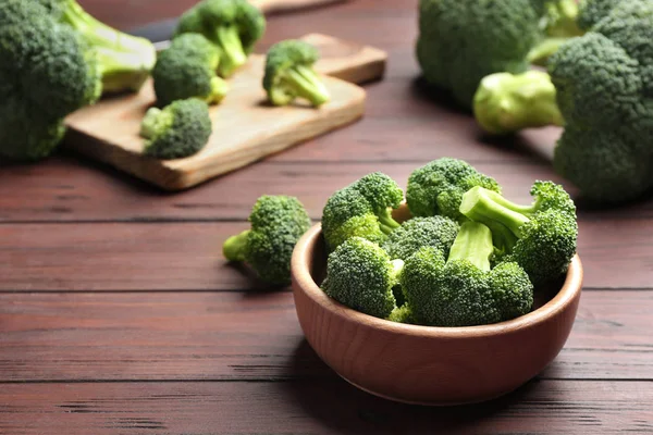 Mangkuk brokoli hijau segar di atas meja kayu, ruang untuk teks — Stok Foto
