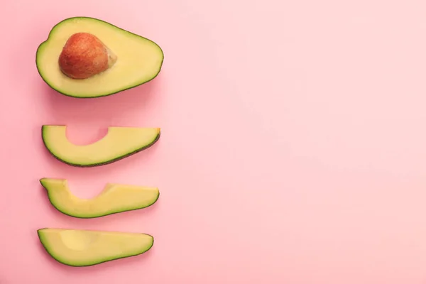Flache Komposition mit Avocadoscheiben auf rosa Hintergrund. Raum für Text — Stockfoto