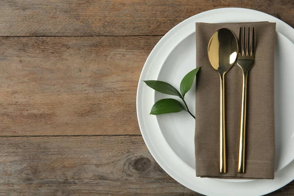 Hermoso ajuste de mesa sobre fondo de madera, disposición plana. Espacio para texto —  Fotos de Stock