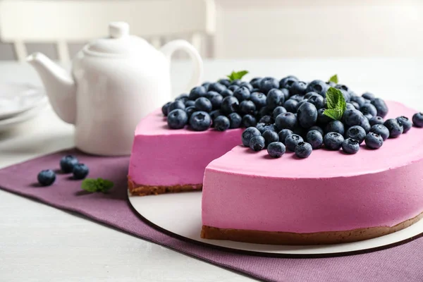 Leckeren Kuchen mit Blaubeeren und Minze auf hellem Tisch dekoriert. Raum für Text — Stockfoto